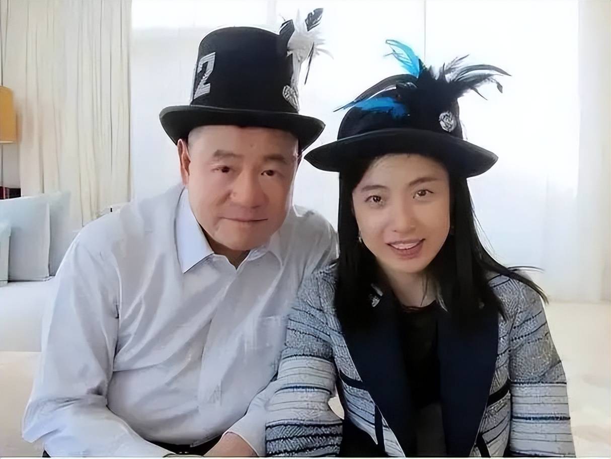 后来她因为采访刘銮雄而认识了对方.刘銮雄当时也欣赏甘比的能力.