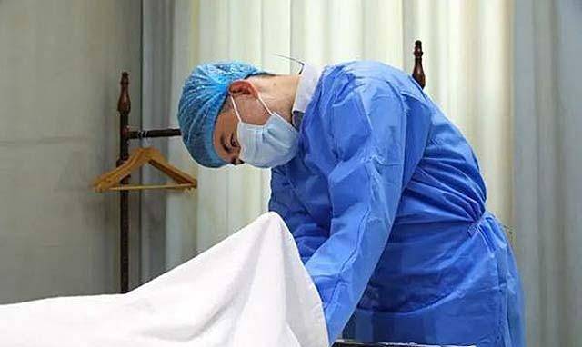 95后入殓师:在太平间干久了看油漆印都像血,为练胆和尸体睡一起_雷子