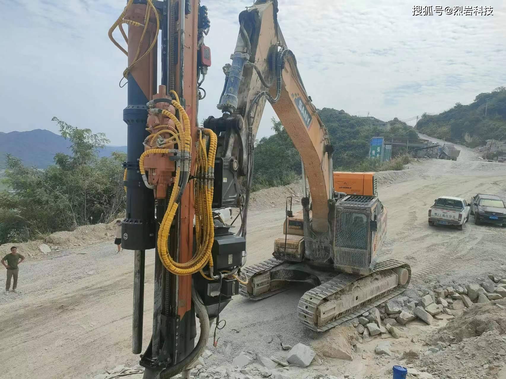 钻裂一体机 岩石钻劈一体机实现挖掘机一机多用_操作_凿岩机_炸药
