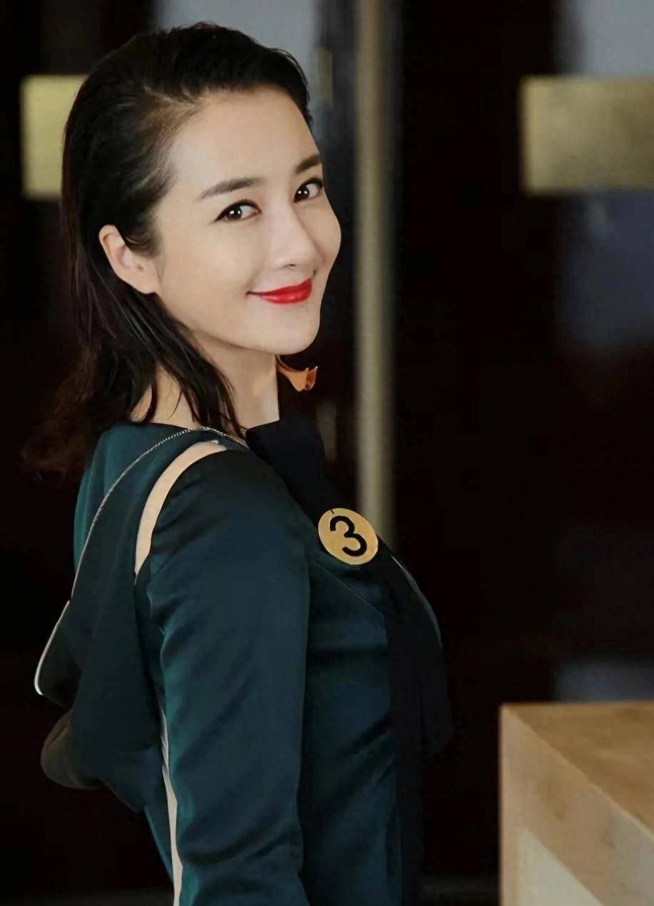 曾是古装第一美人的她,被狗咬毁容后,如今40岁竟靠演坏女人_李依晓