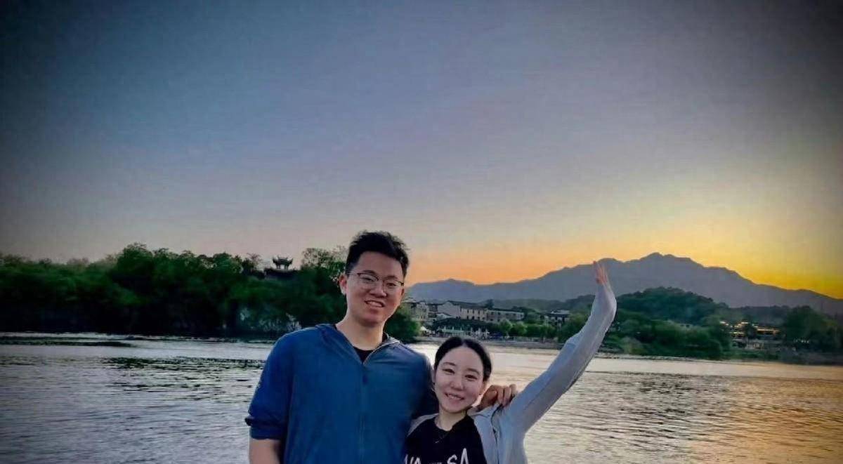 原创            奥运冠军邓琳琳低调办婚礼，现场布局简单，疑似没有司仪主持