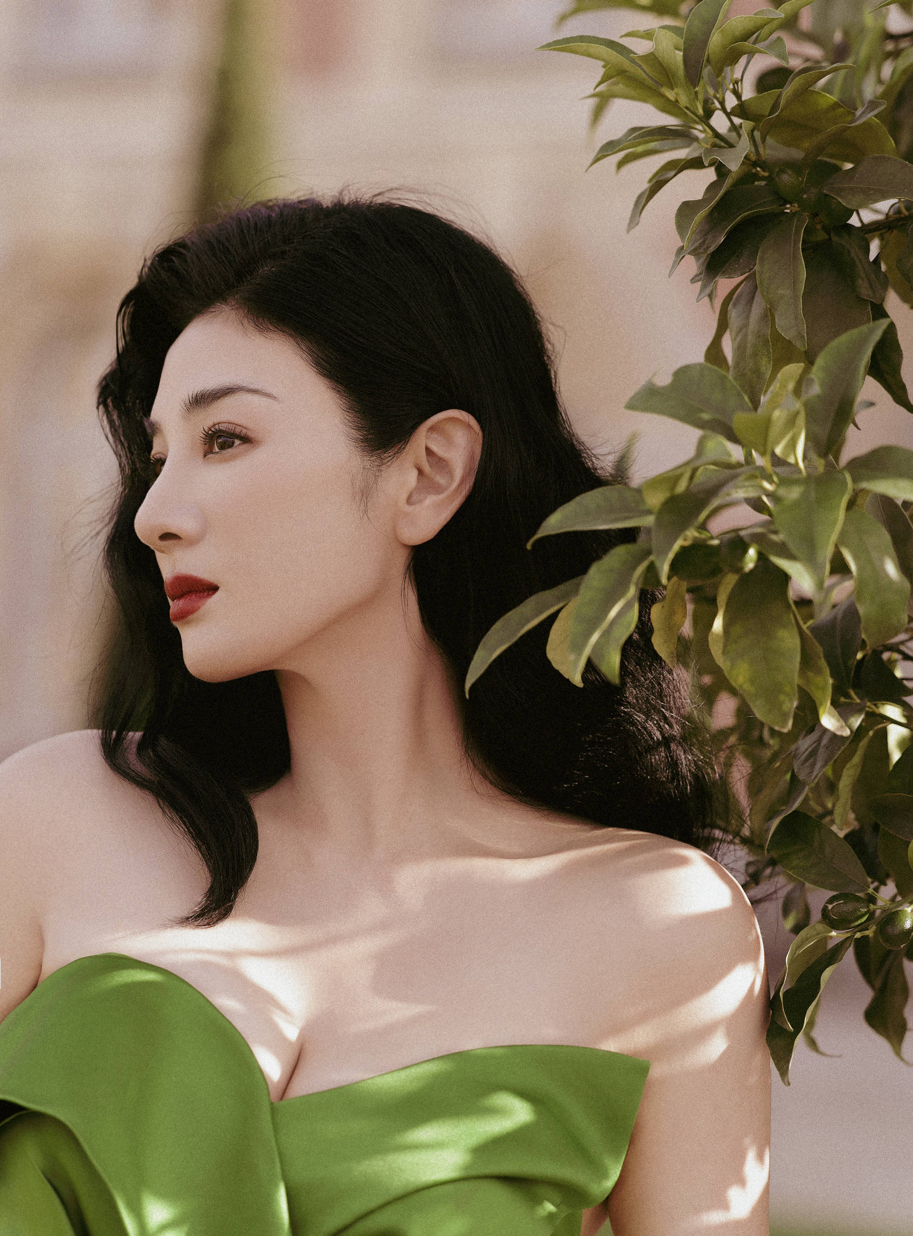 黄奕拍摄静谧古堡写真大片 穿绿色抹胸裙明媚动人-搜狐大视野-搜狐新闻