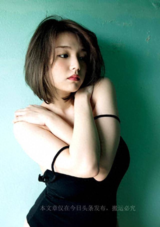 筱崎爱：30岁日本写真模特童颜，魅力四射