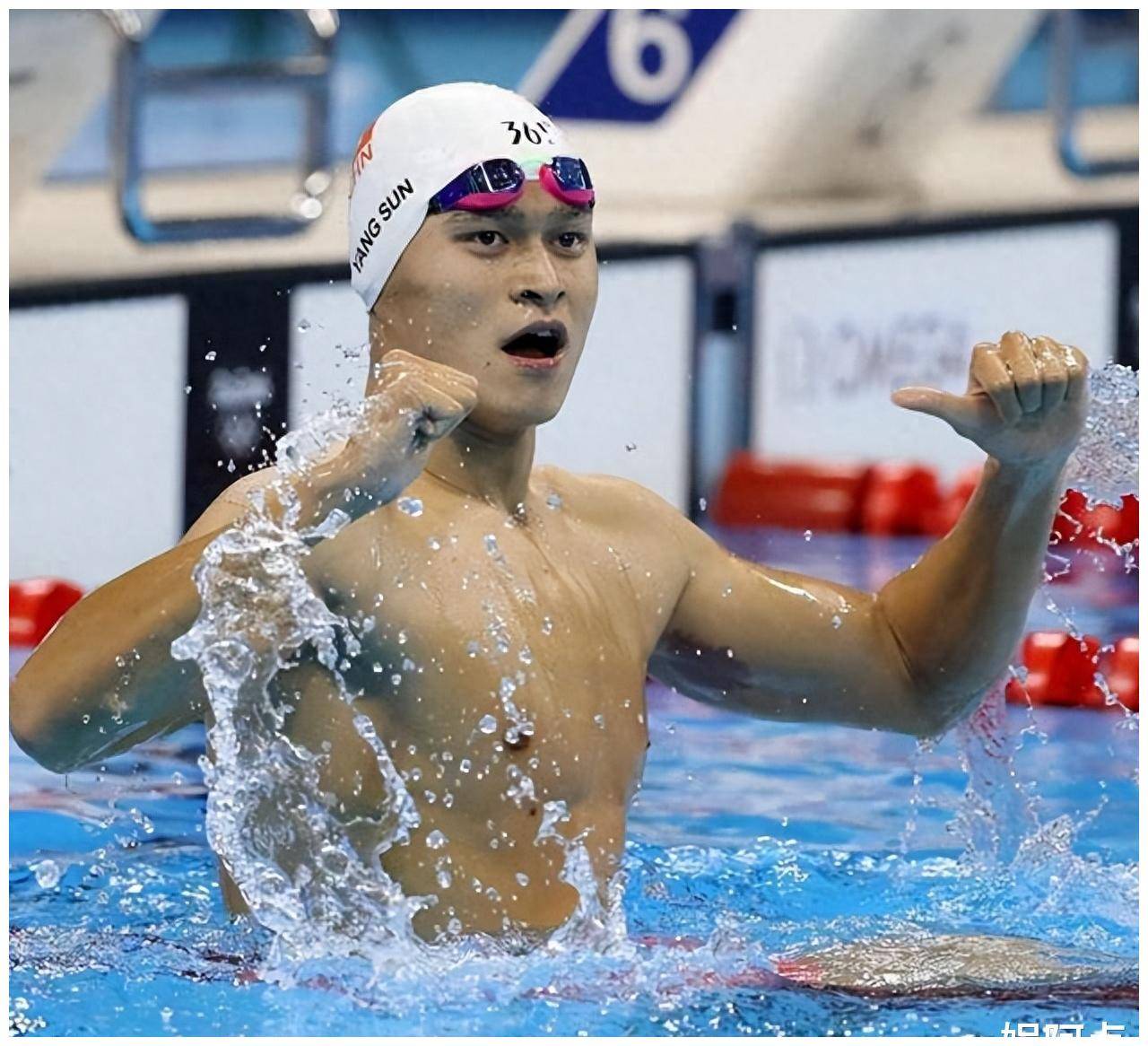 然而,在一片欢呼声中,有一个人独自哀悼:前游泳名将孙杨.