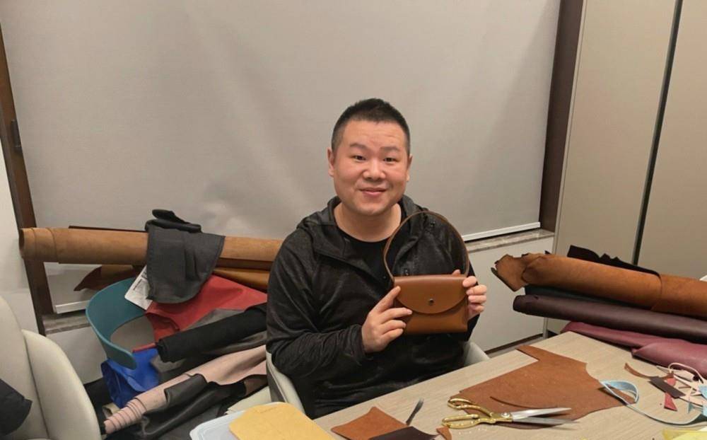 岳云鹏带母亲坐游艇,曾穷睡牛棚现收入千万,现在让母亲安享晚年_姐姐