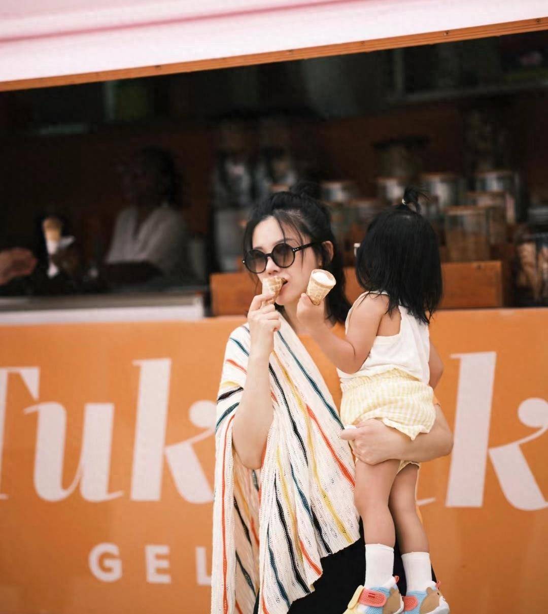 杨子姗罕晒全家福带1岁女儿度假梳同款发型坦言还想生二胎