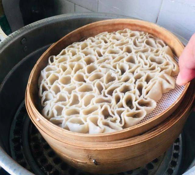 做法步骤:原料:莜面卷卷,油泼辣子,蒜瓣,盐,白糖,味精,凉开水,香油.
