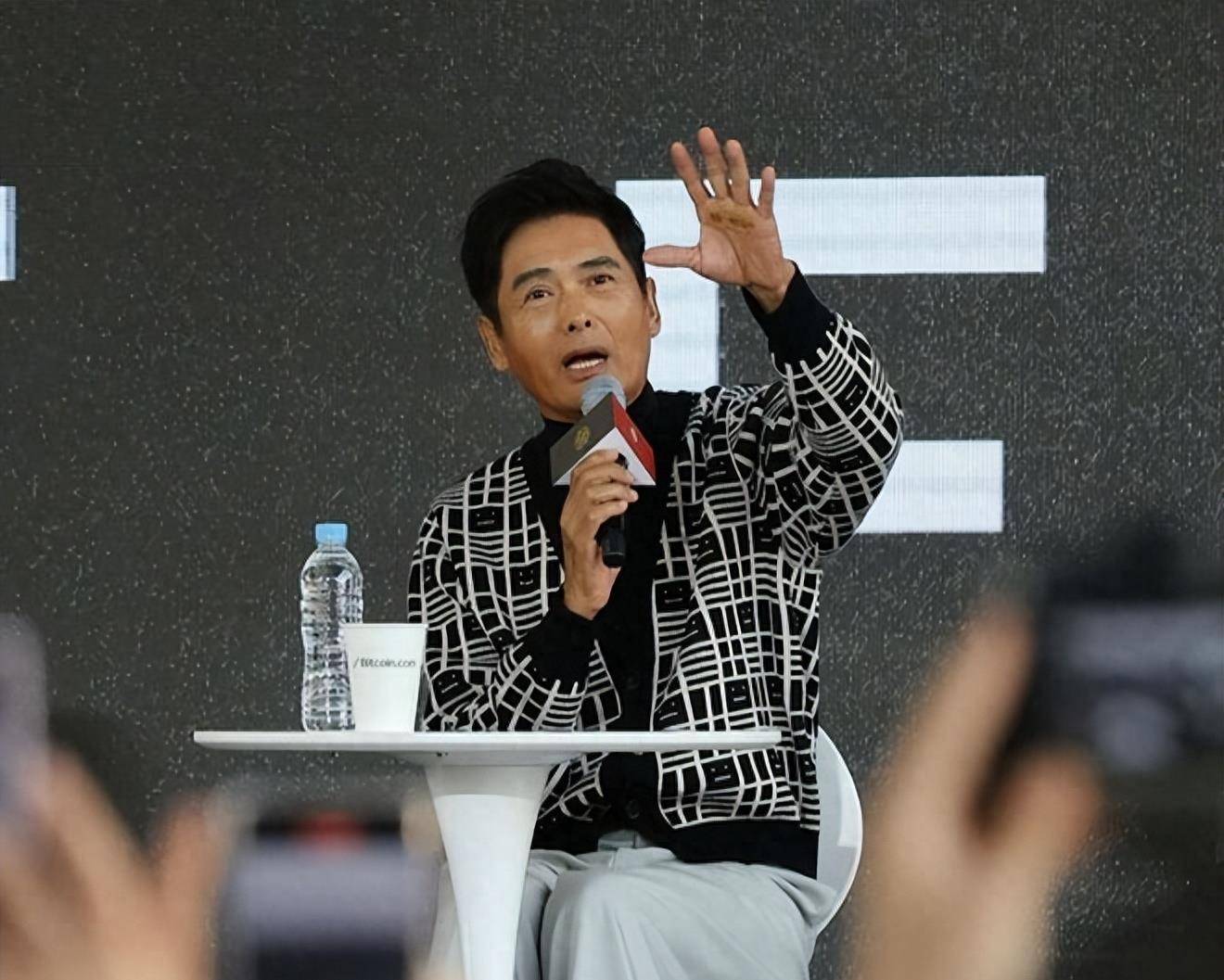 周润发自曝身患糖尿病已久,首次回应裸捐56亿传闻,称并不想捐款_事情