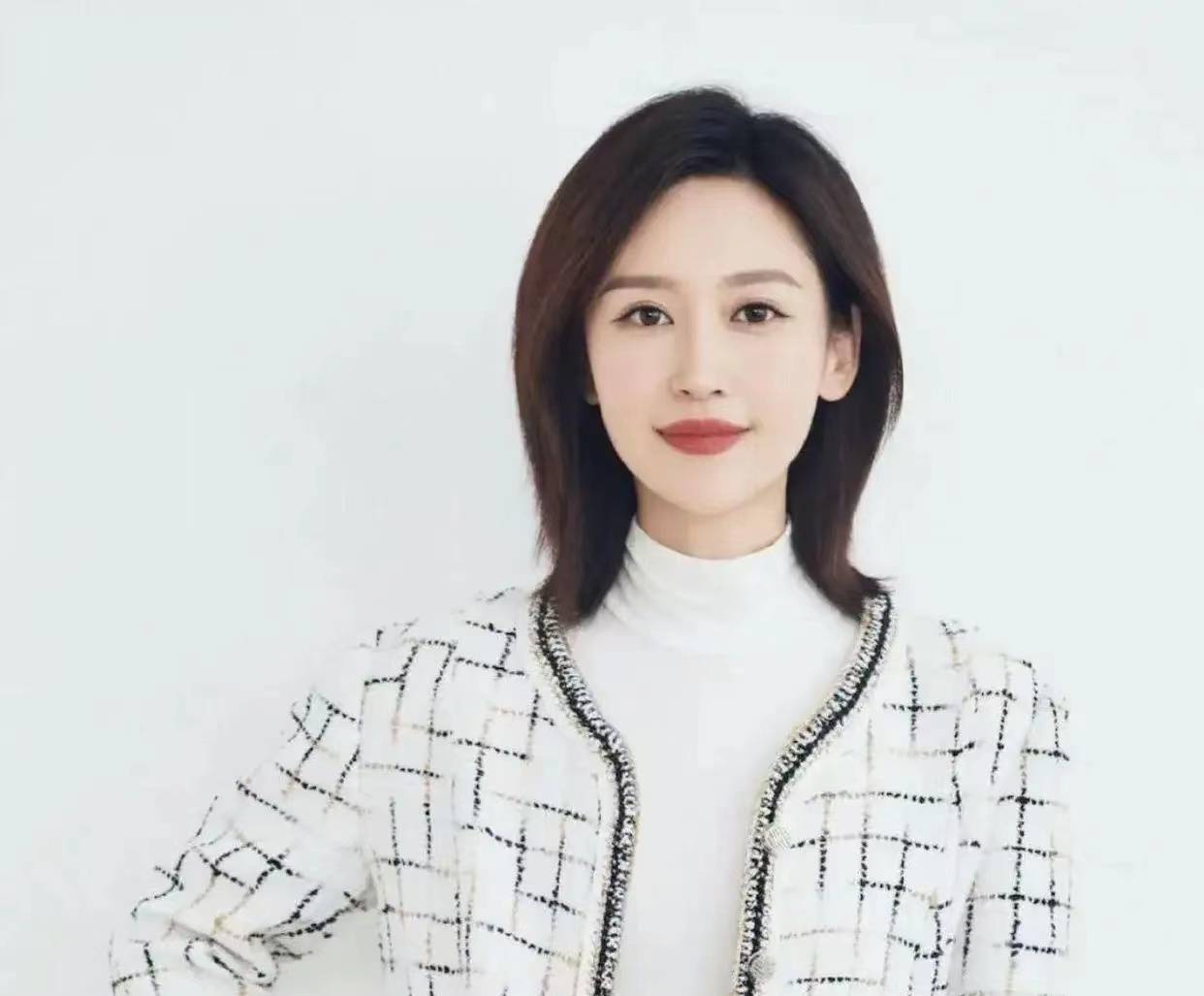 《新闻联播》迎来首位90后女主播,清新风格令人眼前一亮!