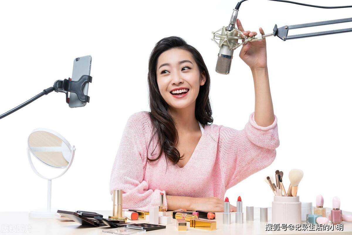 4%主播月收入超10万,网红背后的无奈与煎熬!_直播_行业_发展