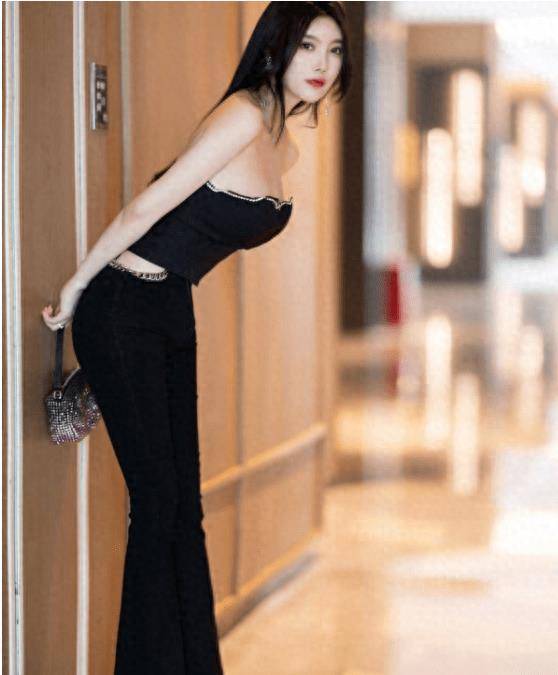 杨晨晨一身黑色时尚造型,露肩上衣和裤子营造出时尚风格,好帅气!