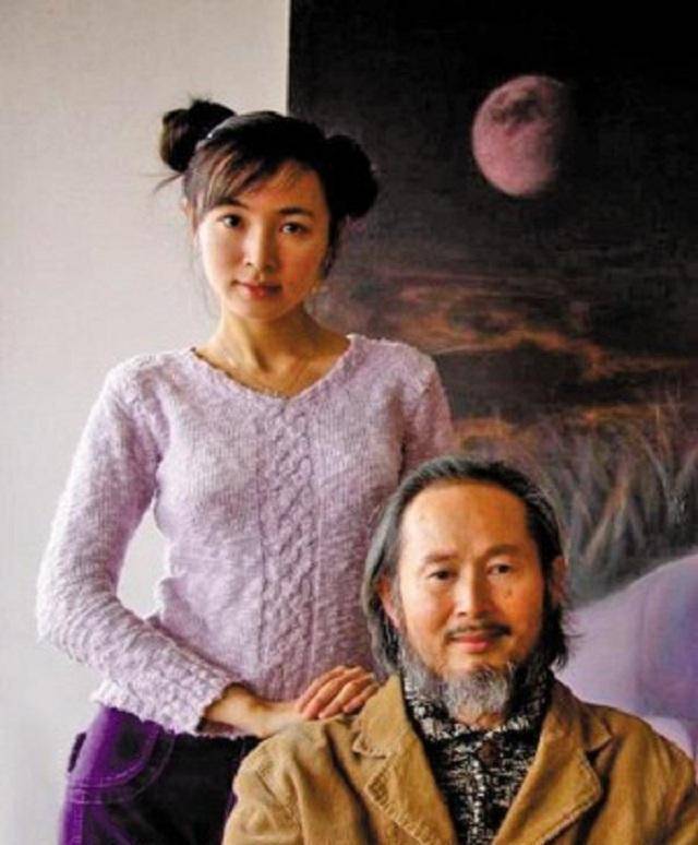 比如中国写实画派大咖冷军画自己的爱妻小罗,画坛大佬杨飞云酷爱画