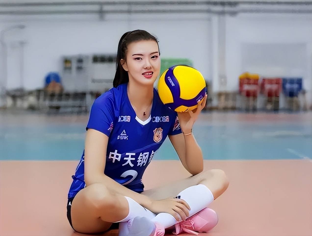 颜妮穿着朴素,张常宁秀品牌,安家杰丁霞太意外_中国_球迷