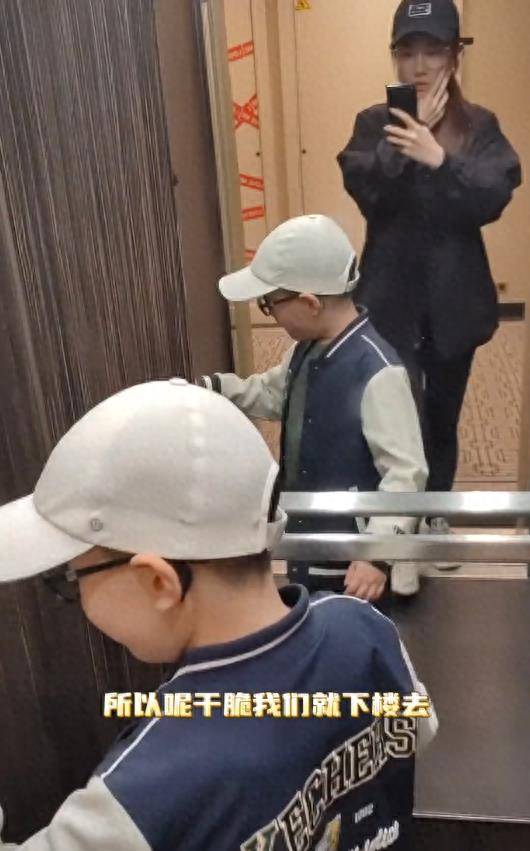 露正脸,撞脸童年巴图,跟妈妈博谷巴黎晨跑引担忧_博古_大儿子_网友