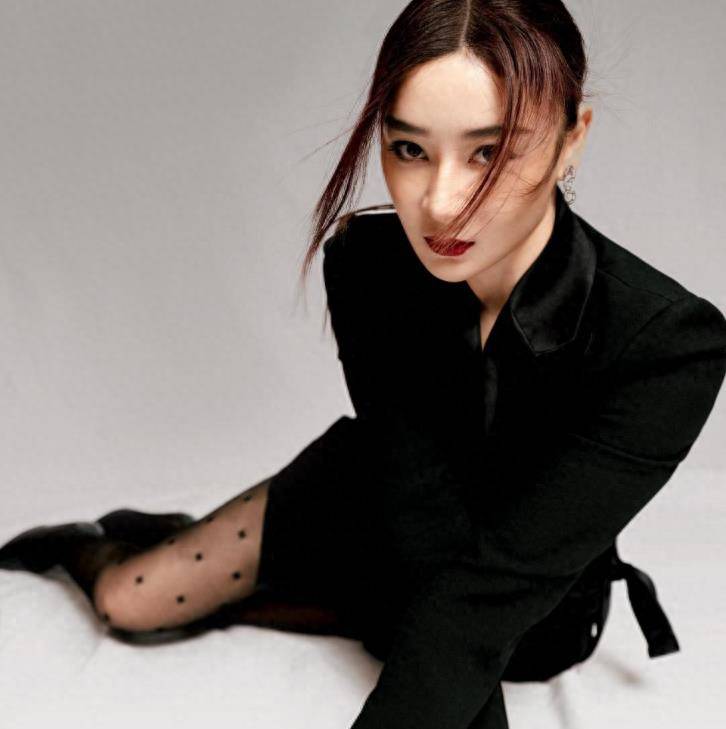 袁姗姗的上台再次刷新了大家的看法,图案紧身裤搭配图案造型非常迷人!