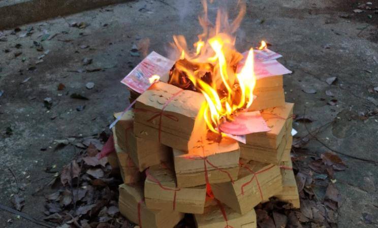 俗语"清明上坟有禁忌,三不做到有财气",到底哪三不做?_祖先_时候_纸钱