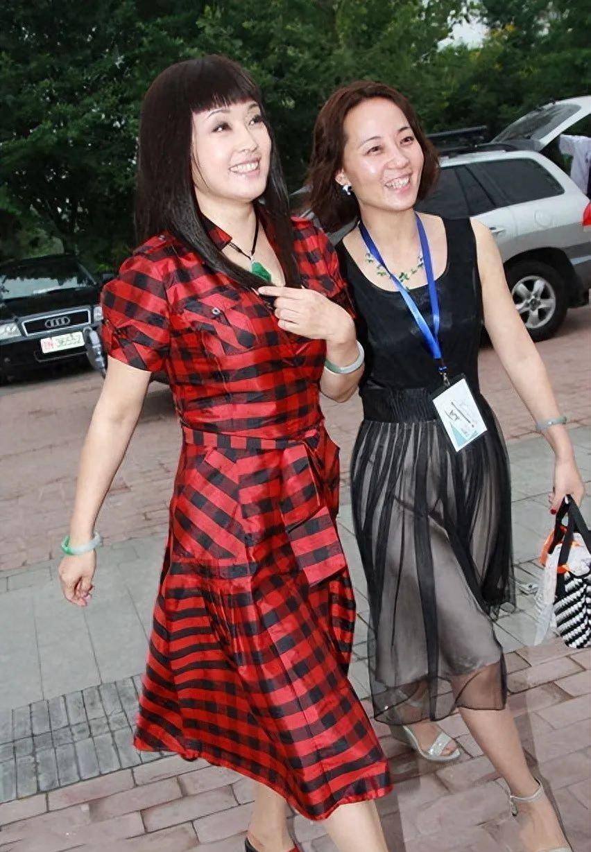 70岁刘晓庆"混搭风"连衣裙流行!戴两条玉手镯尽显贵妇