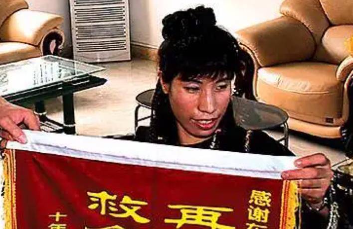 1995年,东莞殡仪馆一无名女尸"复生",11年后成画家回来报恩_翠菊_病人