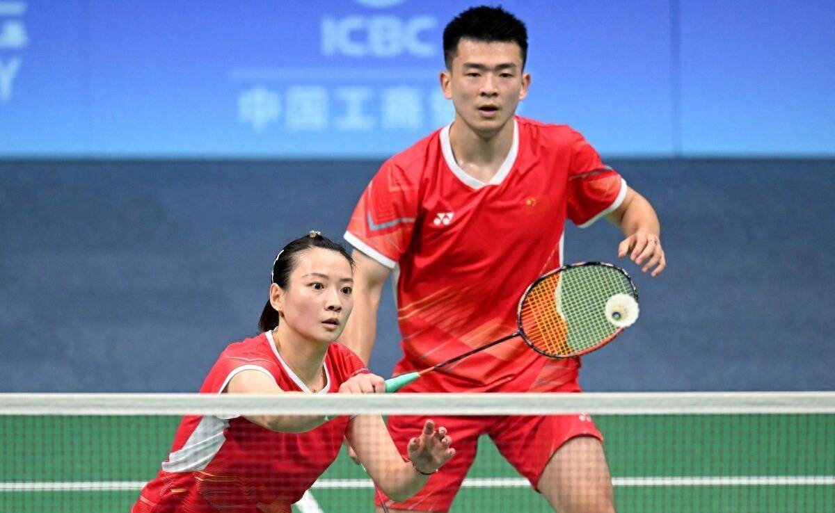 亚运会羽毛球-雅思组合2-0国外组合勇夺冠军,郑思维脱掉球衣庆祝