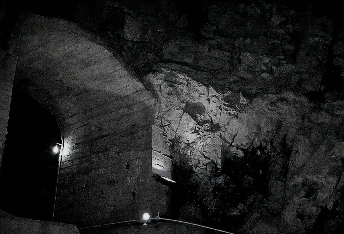 一个农民在山上放牛,意外发现军事工程-6501_洞穴_洞口_山洞