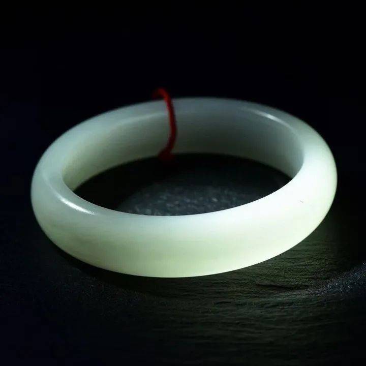 女人戴玉有什么讲究?_颜色_女性_五行