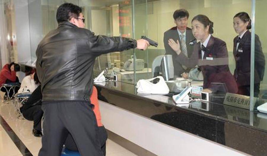 1999年石二群抢劫银行208万,被捕时成亿万富翁,有4个女人12个娃_郑州