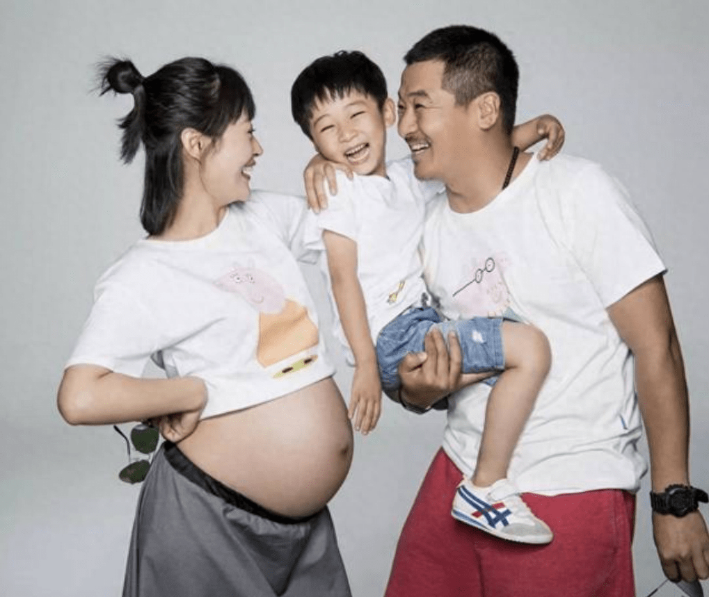 知名演员齐奎:凭闯关东爆红,娶美女同桌为妻,一家四口其乐融融_丽娜