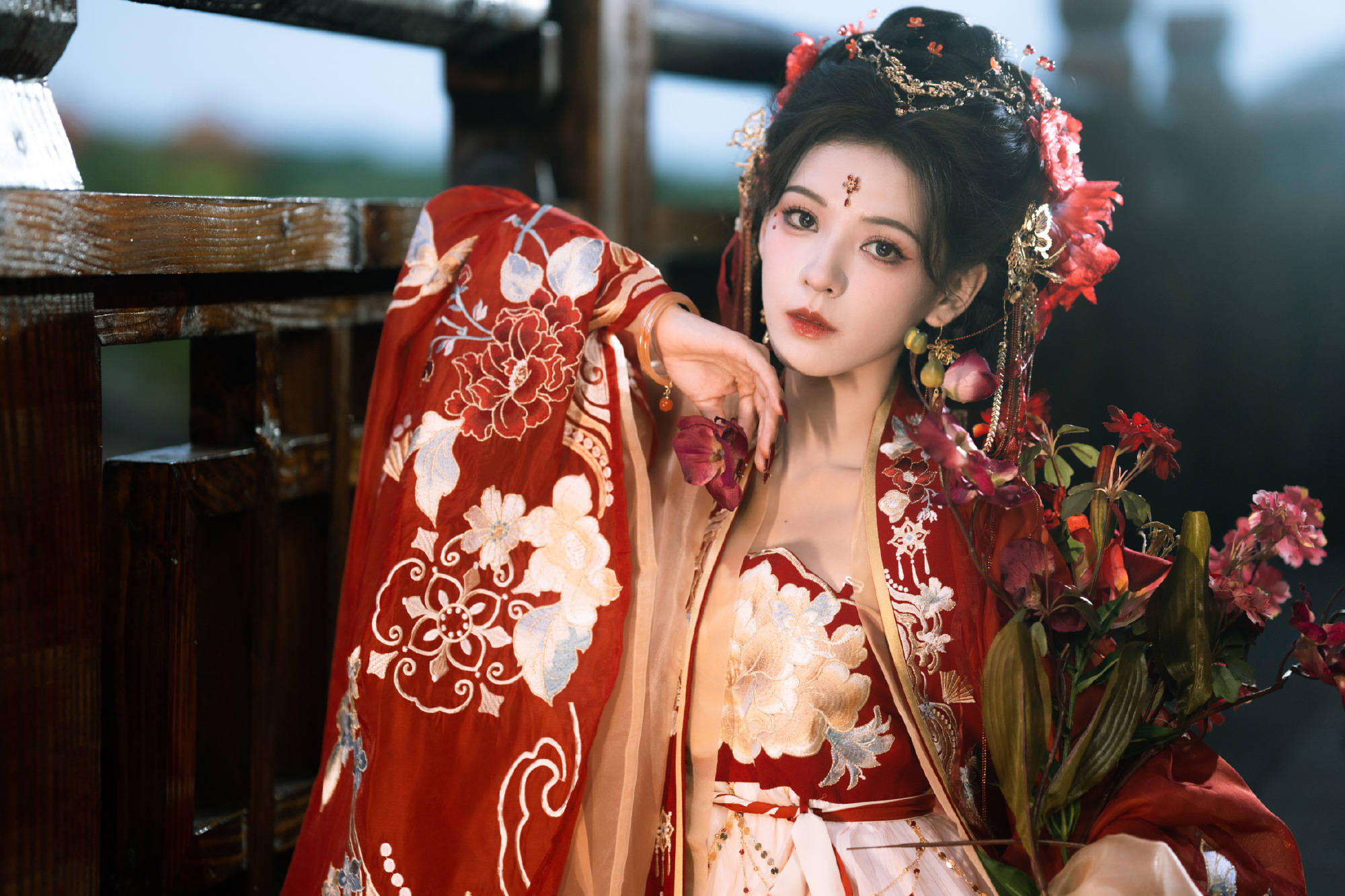 张予曦穿红衣古装娇艳明媚 眼神太撩人