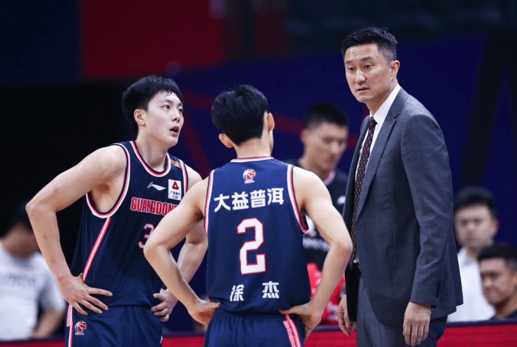 上个赛季,广东男篮的目标还是打入季后赛,球队最终是止步了季后赛八强
