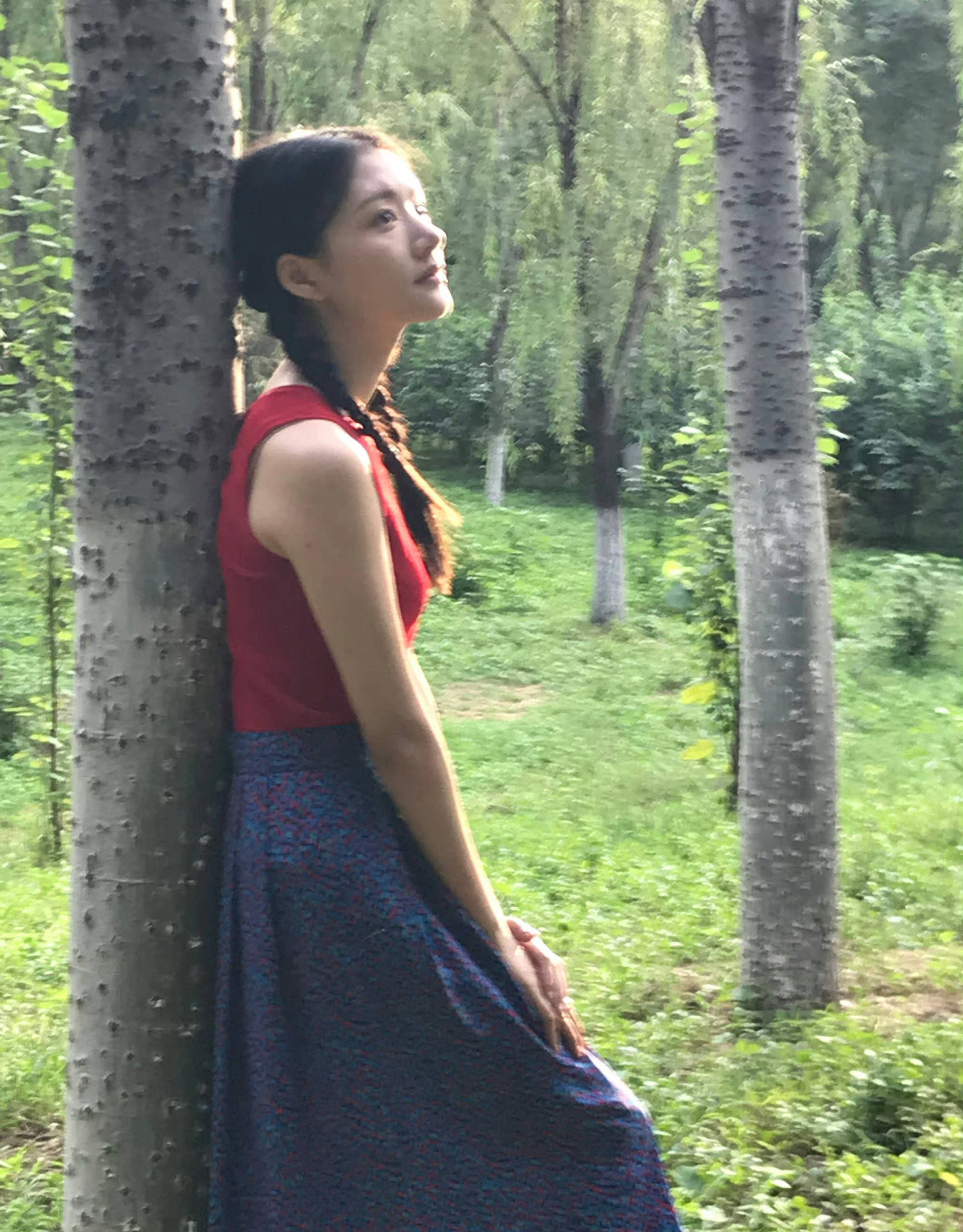 任敏双麻花辫造型清纯十足 大自然中起舞体态轻盈_社交_平台_唯美