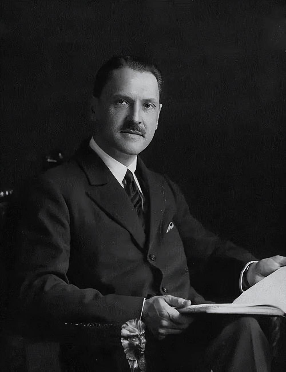 毛姆说：不要告诉任何人你的过去，不要因为一时的投缘就随意亮出_搜狐网, image size:1000x1302