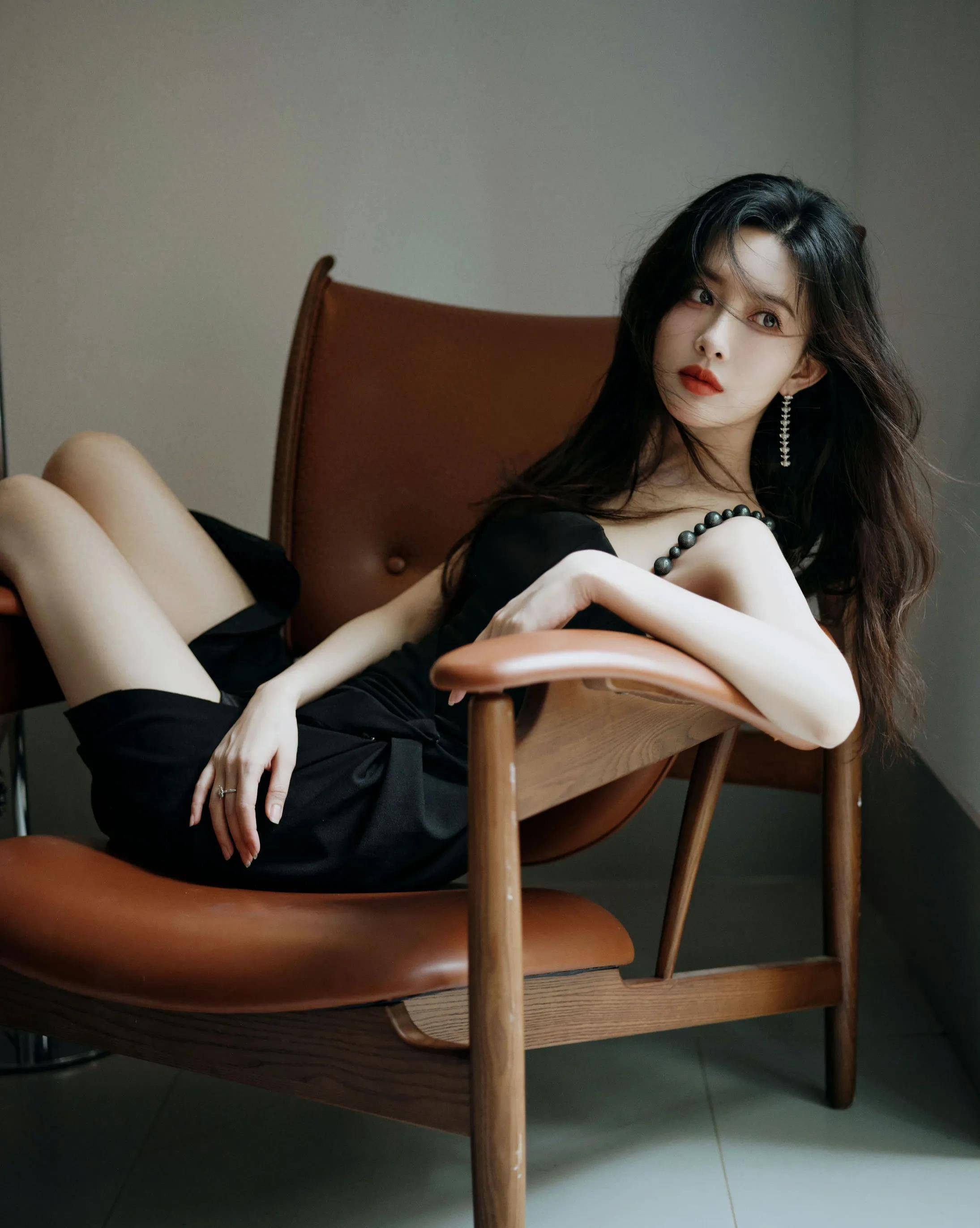 孟子义|黑色高跟鞋绑带美脚大长腿_外表_勇气_漂亮