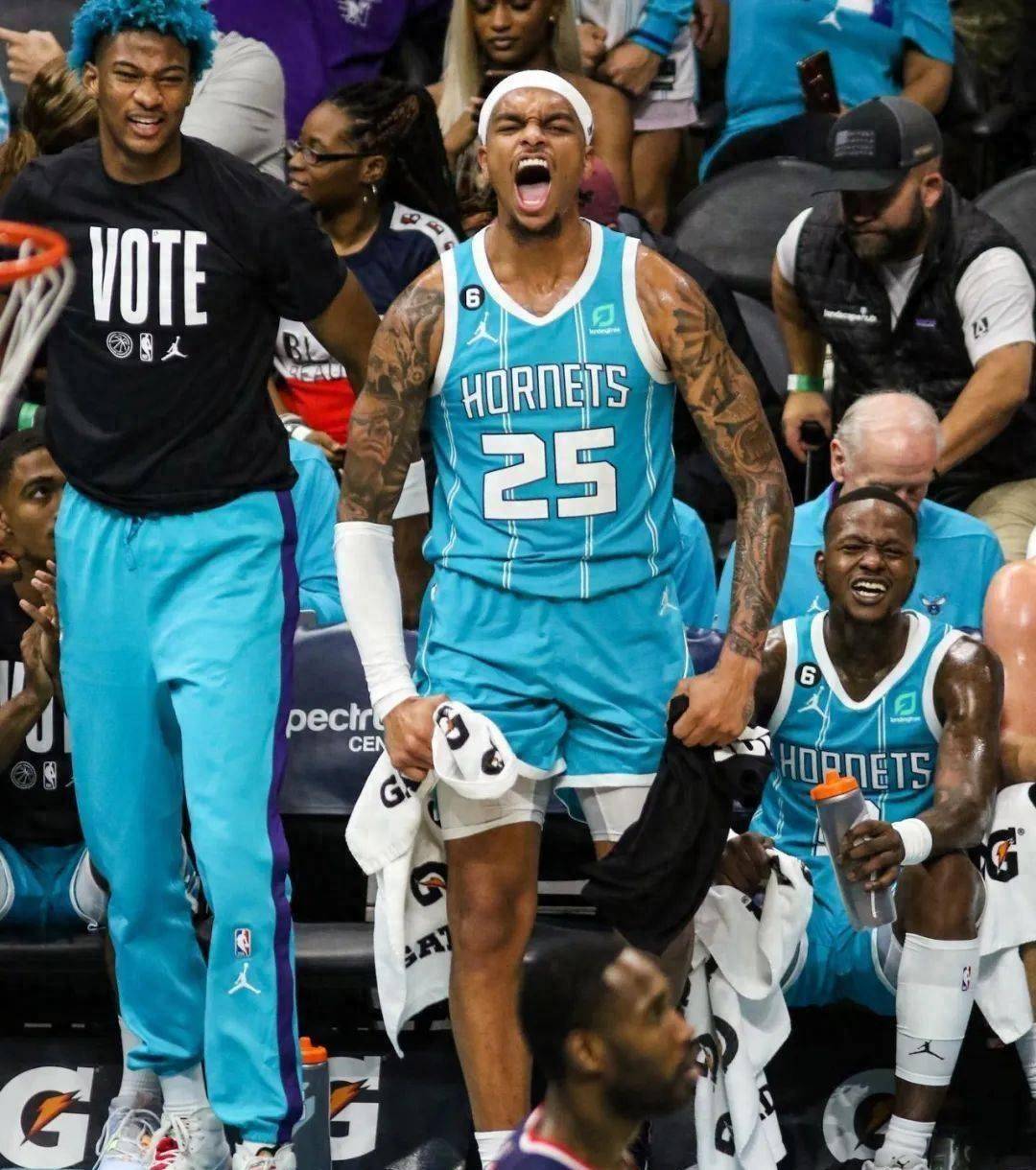 黄蜂队后卫詹姆斯-布克奈特,他的名字仿佛是无尽火焰的象征,闪耀在