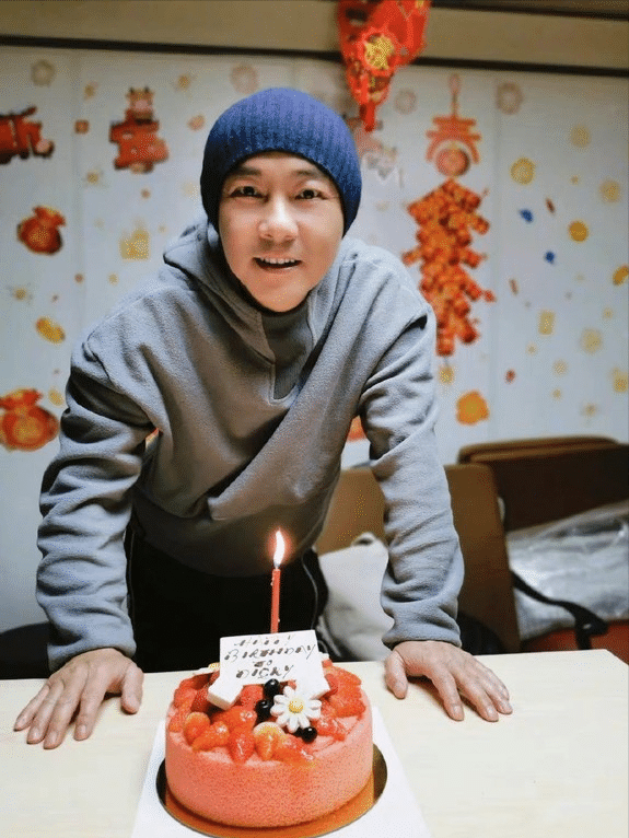 张卫健晒照庆56岁生日,独自庆生显寒酸,意外暴露居家环境_因为_原因