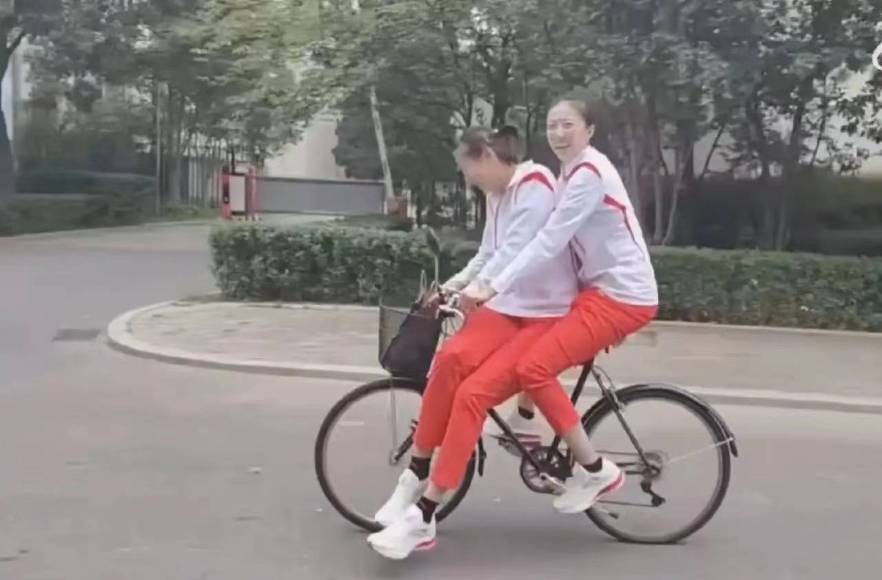 丁霞骑二八大杠 龚翔宇坐前杠 袁心玥追着跑_中国女排_奥运会_亚运会