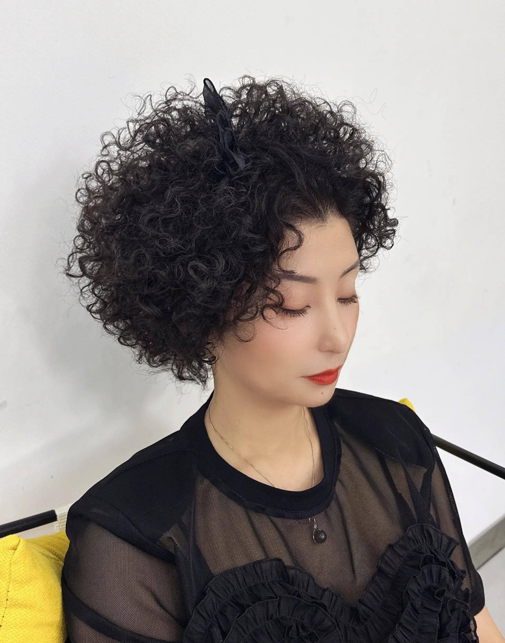 十月新款时尚烫发来了让头发空气感十足整个头又漂亮又时尚