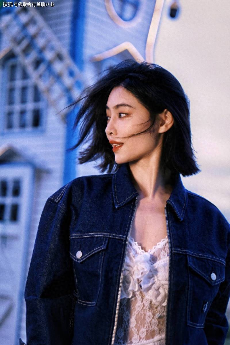 许佳琪海边随拍,穿蓝色比基尼感受夏末微风,白裙搭牛仔衣有个性_照片