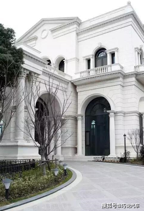 功夫皇帝李连杰,豪宅极尽奢华,花园有喷泉大面积绿植如城中森林_风格