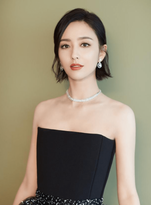 佟丽娅工作室在网上发布了10张佟丽娅的近照,配文为"黑色飘逸长裙