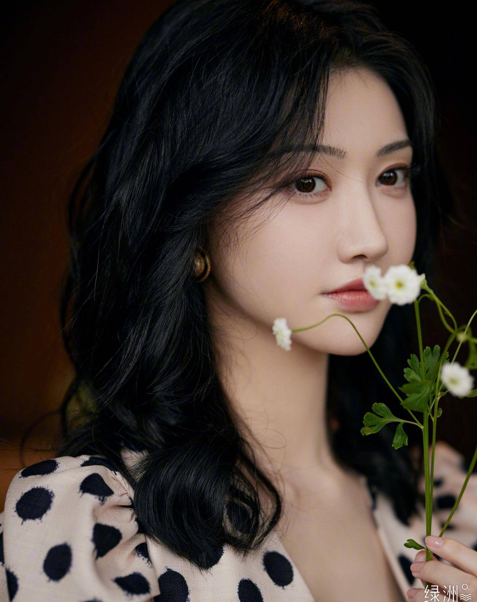 有网友评论:真是美的整个世界都瞬间亮起来了景甜这湿发写真照片也太