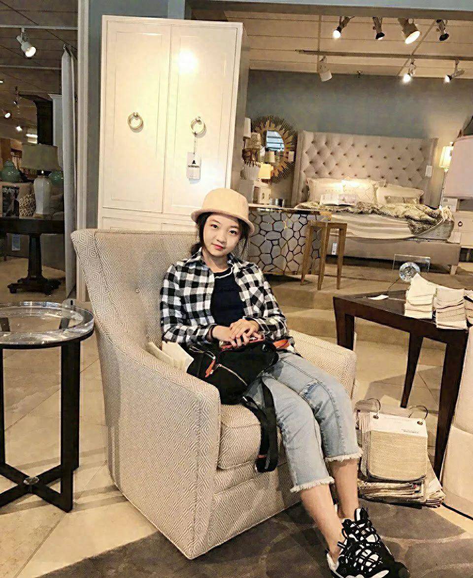 林妙可身材矮小,缺乏吸引力,他很胖,故意穿旗袍装成熟,突然多了个阿姨