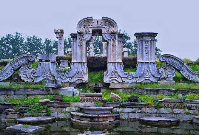 它仅仅来源于一张有着160年历史的照片,至于照片中的园林,则是中国人