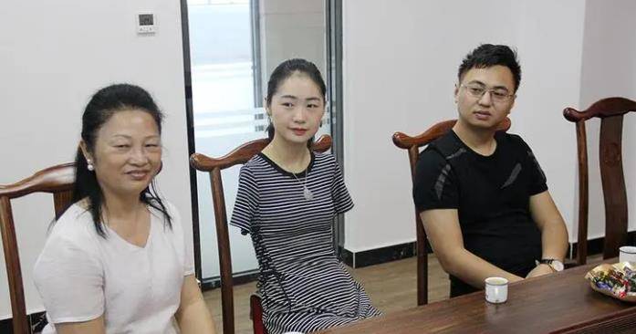 90后"无臂女孩"杨佩:9岁失去双臂,一度靠乞讨为生,逆袭成大老板_父母