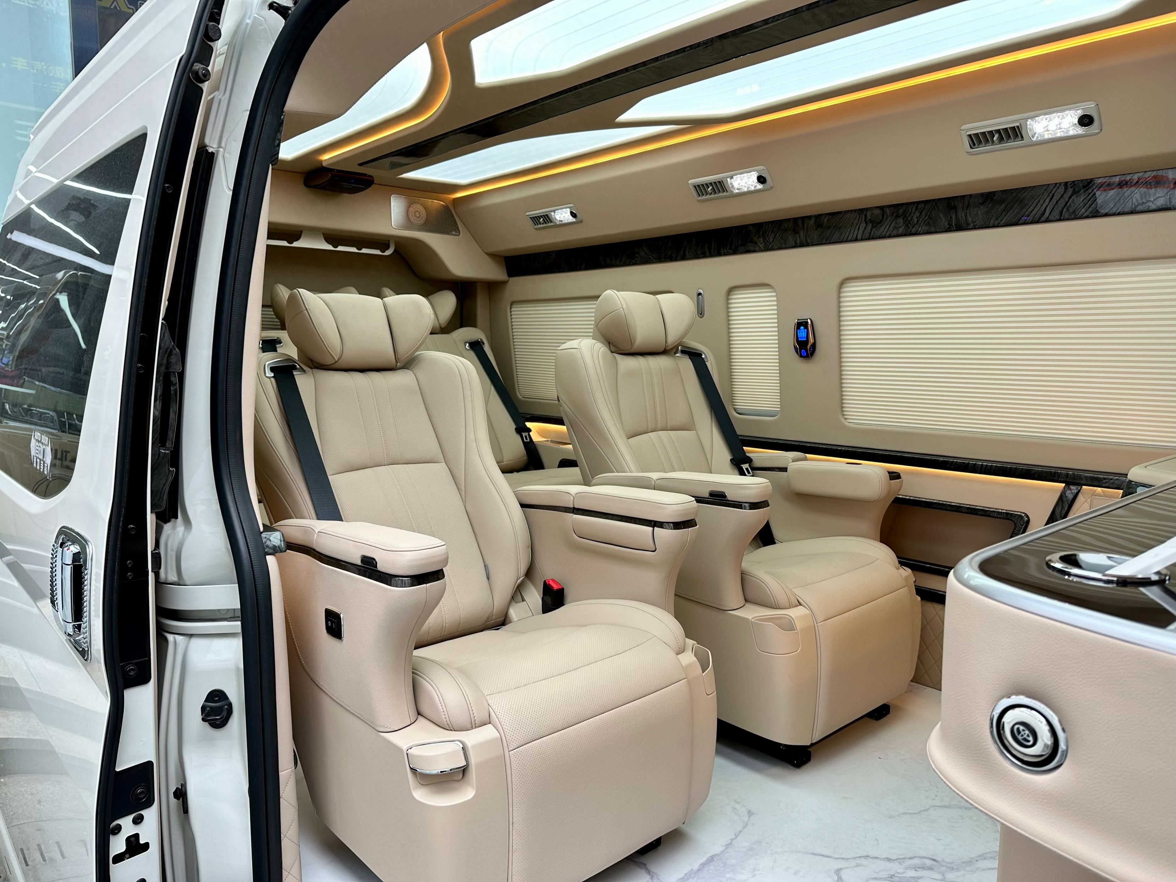 丰田商务车,进口丰田海狮7座米色内饰上海现车分析_搜狐汽车_搜狐网