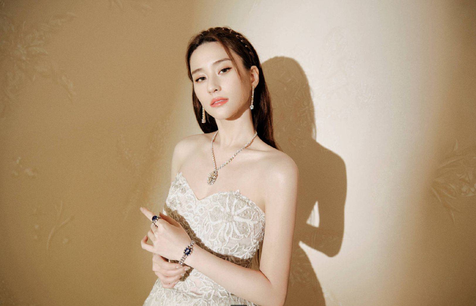 何超莲穿繁花刺绣裙温柔浪漫 秀迷人香肩肌肤白嫩_身材_气质_魅力