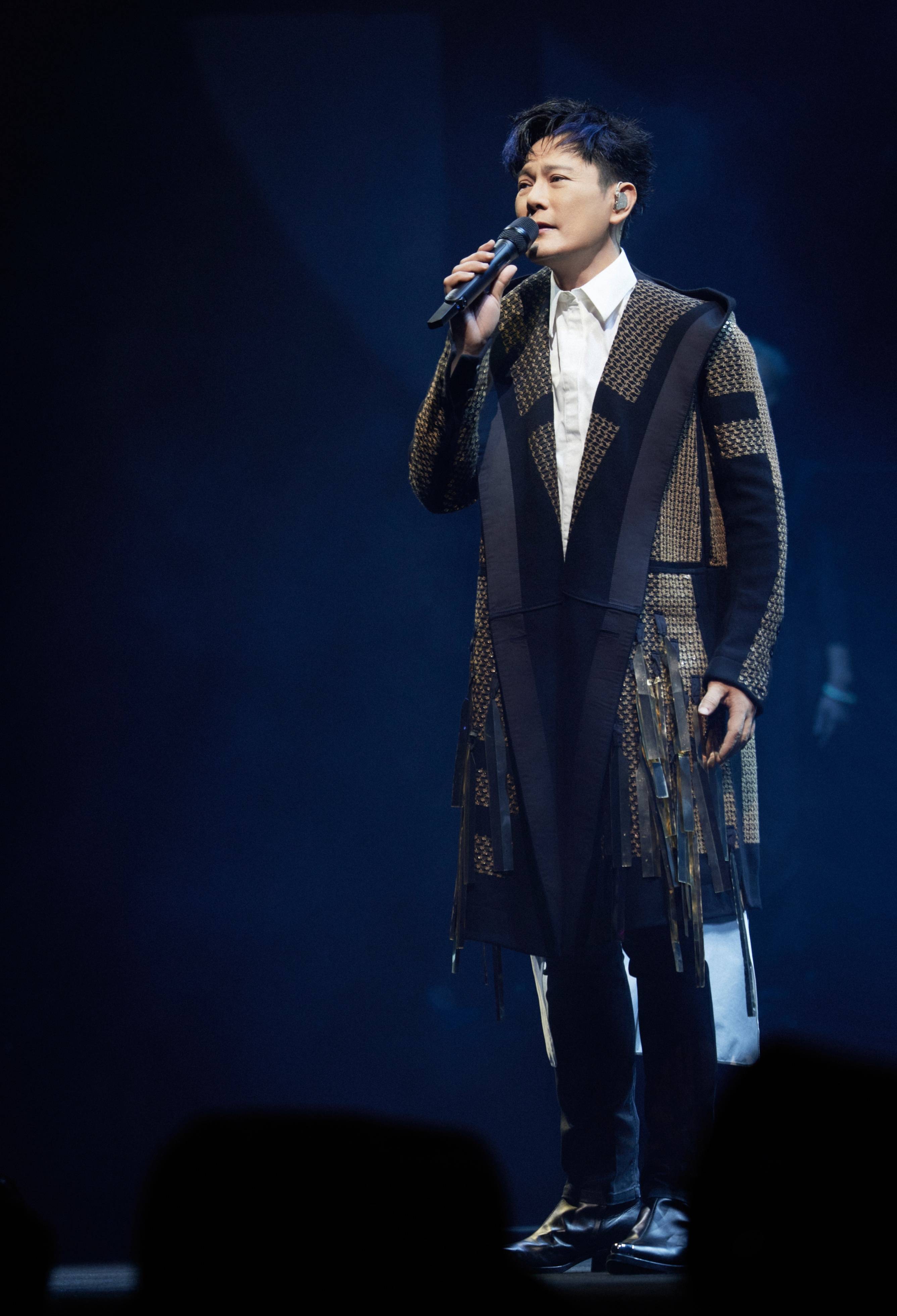 0巡演贵阳站拉满浪漫氛围,张信哲经典歌曲引发万人合唱_歌迷_音乐