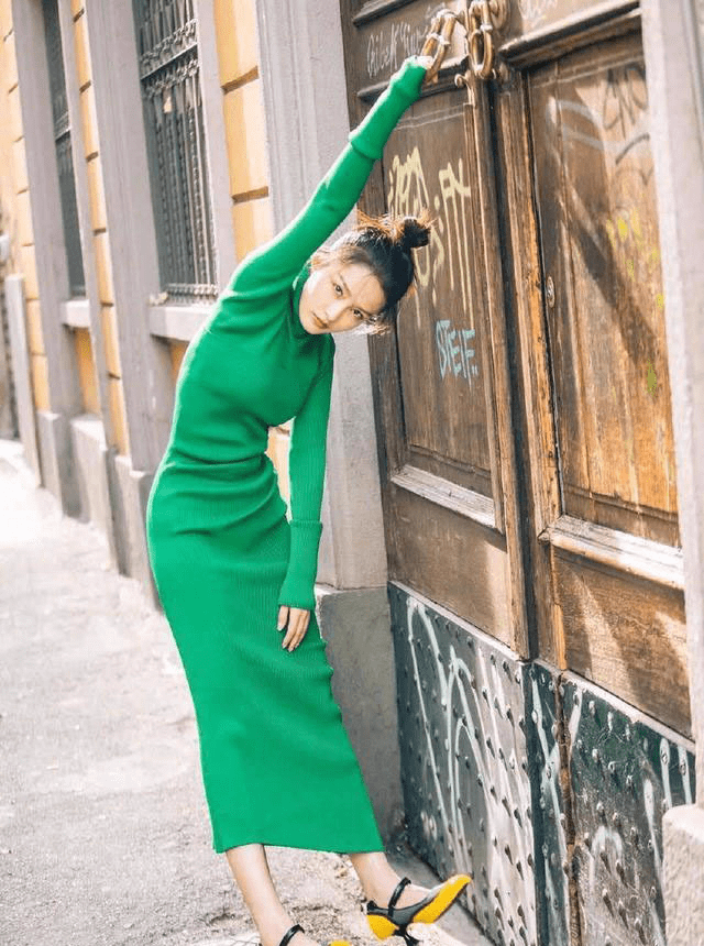 李沁穿高领长裙玩街拍,被质疑穿错了衣服,网友:该换造型师了_照片