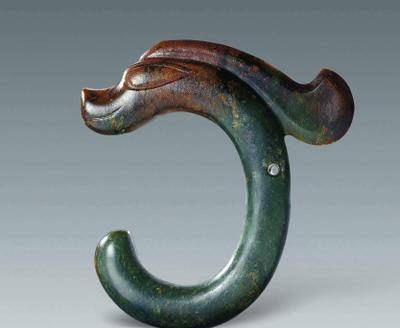 农民捡到古董玉钩主动上交,专家随手放进仓库,10年后玉钩变国宝_我国