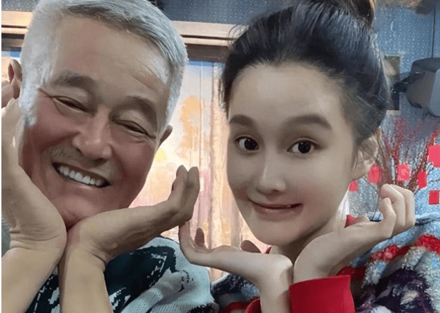 赵本山女儿高调炫富,衣服摆满床价值数十万_球球_孩子_生活