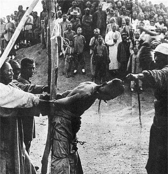 到清朝时,凌迟,一般俗称为"十六刀","三十二刀","三百六十刀"等几种.